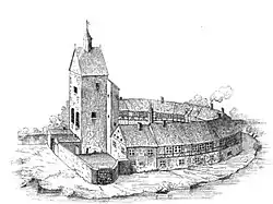 Das Bild ist eine schwarz-Weiß Zeichnung. Sie zeigt eine Burg, die von einem Wassergraben umgeben ist. Im linken Teil der Burg steht ein hoher Turm, der ein Spitzdach hat. Der rechte Teil der Burg besteht aus mehreren kleineren Häusern, die im Kreisrund um den Turm gebaut sind.