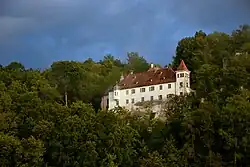 Das Schloss Klingenstein über dem Blautal wird in Blaustein erreicht.