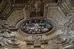 Ausschnitt aus der prunkvollen Holzkassettendecke der Schlosskapelle