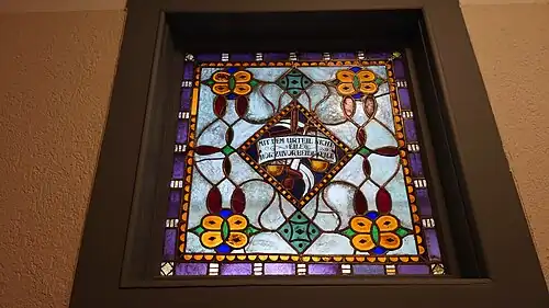 Bleiglasfenster im Oberlicht der Tür zum ehemaligen Ratssaal