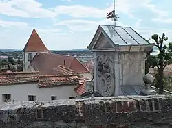 Toreingang mit Wappengiebel