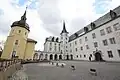 Schlosshof mit Schlosskapelle (links)
