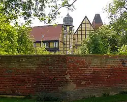 Rückwärtige Ansicht mit Mauer