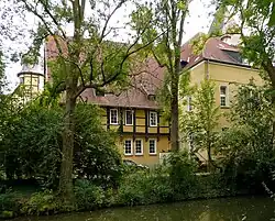 Seitliche Ansicht mit Wassergraben