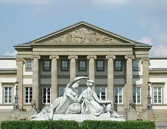 Vorderansicht des Schlosses Rosenstein mit Nymphengruppe