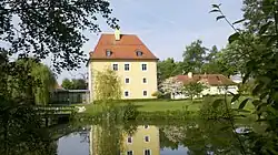 Schloss Schönreuth mit Schlossweiher, 2006.