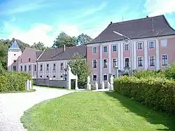 Farbfoto des Sinninger Schlosses im Sommer