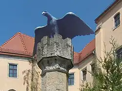 Adlersäule am Eingang