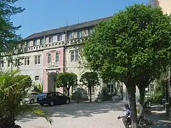 Gebäude am Vorplatz