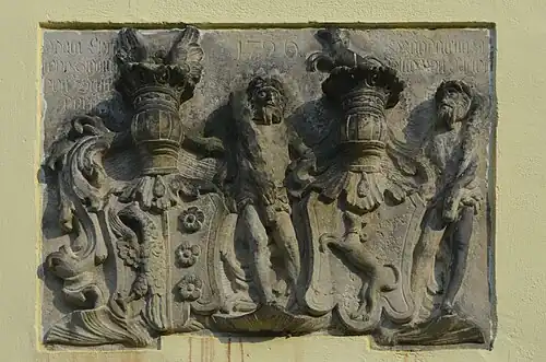 Sandsteinplatte von 1726 über dem Portal des Neuen Schlosses mit dem Ehewappen von Benckendorff und von Niclot