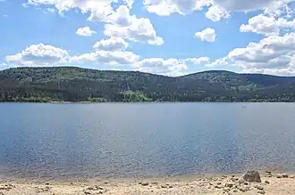 Der Obere Habsberg (links) vom Schluchsee aus