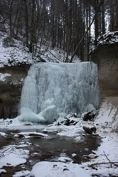 Der gefrorene Wasserfall im Winter