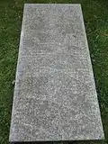 Bombenopfer und Soldaten auf dem Friedhof, eine von 4 Bodenplatten mit Namen