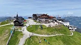 Gipfelregion mit der Elisabethkapelle (links), der Bergstation der Schmittenhöhebahn (rechts) und im Zentrum das Berghotel