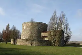 Rundturm der Kriegsgräberstätte