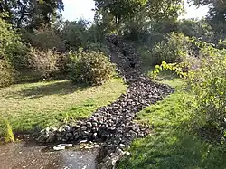 Wasserlauf im Park Babelsberg, ausgelegt mit Schmolzziegeln