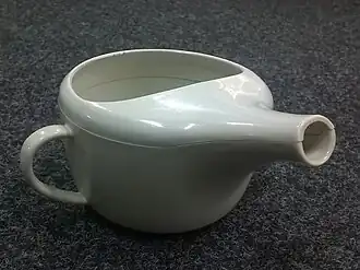 Zweiteilige Schnabeltasse aus Kunststoff (um 1970)