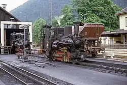 Schneeberg- und (im Hintergrund) eine Schafbergbahn-Lokomotive in Puchberg am Schneeberg. Hier sind die unterschiedlichen Arten der Führerstandsfenster und die Kesselneigung zu erkennen