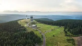 Blick auf den Schneekopf mit Aussichts- und Fernmeldeturm sowie der Neuen Gehlberger Hütte