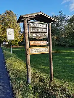 Dieser Wegweiser zeigt die Richtung des in der Nähe gelegenen Naturlehrpfads und Wildparks