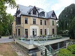 Westseite mit Terrasse und darunter Bewegungsbad (2020)