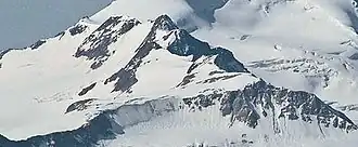 Schuchtkogel (Mitte links unter den drei hinteren namenlosen, etwas höheren Gipfeln) von Nordwesten, dahinter der Nordwestabhang der Wildspitze