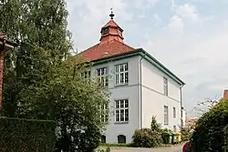 Schule von 1911, wegen der Bauform als Kaffeemühle bekannt