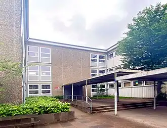 Eingang zum Doppel-H-Gebäude