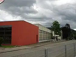Bushaltestelle „Frommern Schule“ sowie die Sporthallen (Gymnastikhalle, Sporthalle, Turn- und Festhalle)