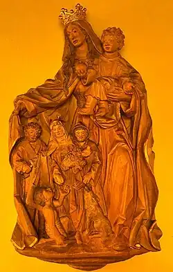 Schutzmantelmadonna mit vier Menschen unter dem Schutzmantel der Heiligen Maria