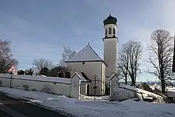 Kirche St. Martin mit Friedhofsmauer