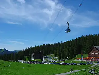 Talstation und blaue Kabine