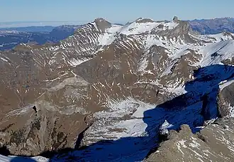 Schwalmere aus SW (vom Wild Andrist aus), v. l. n. r. Schwalmere, Hohganthorn, Drättehorn. Darunter liegt die Alp Hohkien (verschneite Ebene)
