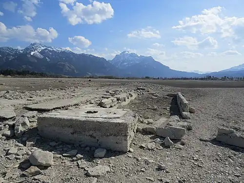 Reste des Weilers Forggen im abgestauten Forggensee