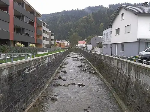 Blick flussaufwärts von der Hofsteigstraße (L 3).