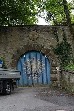 Zufahrt zu Sattlerschen Bauten mit Wappen der Stadt Schweinfurt