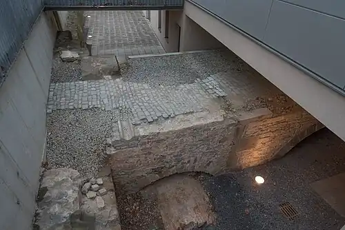 Freigelegte Spitaltorbrücke über den einstigen Wassergraben. Die Brücke verläuft unter dem Redaktionsgebäude des Schweinfurter Tagblatts hindurch