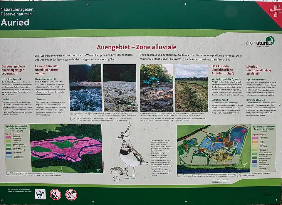 Grosse Infotafel mit Fotos und Karten