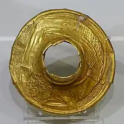 Männliche Person mit zwei kleinen Dreizacken am Gürtel (Relief auf goldenem Schwertgriff aus Malia und dessen Abzeichnung)