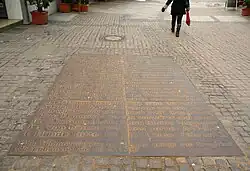 Bodenrelief in Hannover mit Kurt Schwitters Gedicht An Anna Blume