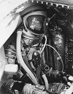 Astronaut Scott Carpenter trägt die Breitling Cosmonaute in der Aurora 7 Raumkapsel am 24. Mai 1962.