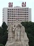 Skulptur mit Soldaten der Koreanischen Volksarmee