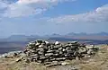 Der Gipfelcairn des Seana Bhràigh, im Hintergrund die Berge von Coigach und Assynt, ganz rechts Suilven und Canisp