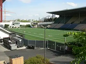 Blick auf Spielfeld und Südtribüne im Mai 2007