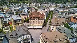 Sebastiansplatz im Zentrum von Brig, im Hintergrund der Bahnhof