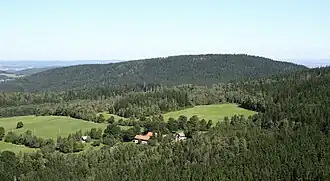 Blick von der Burg Kašperk über Nový Dvůr zum Sedlo