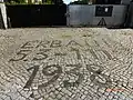 Bodenpflaster vor einem der Kasernentore, mit eingelegter Bauinschrift von 1938
