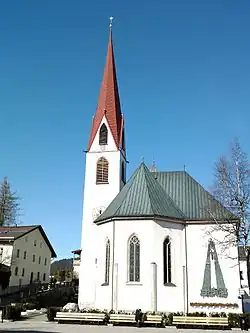 Wallfahrtskirche Sankt Oswald, links der Pfarrhof