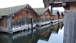 Bootshäuser an der Bootsanlegestelle