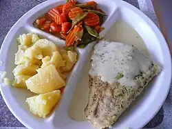 „Seelachsfilet“ in Kräuter­hülle, mit Zitronen­sauce, Gemüse und Salz­kartoffeln